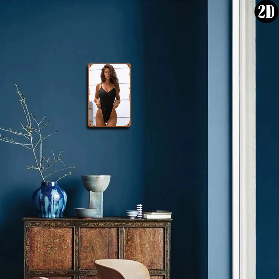 Metallschild Hello Young Vintage Blonde mit Lockigem Haar im schwarzen Badeanzug als Wandkunst für Badezimmer und Veranda, Mehrfarbig - Bild 2
