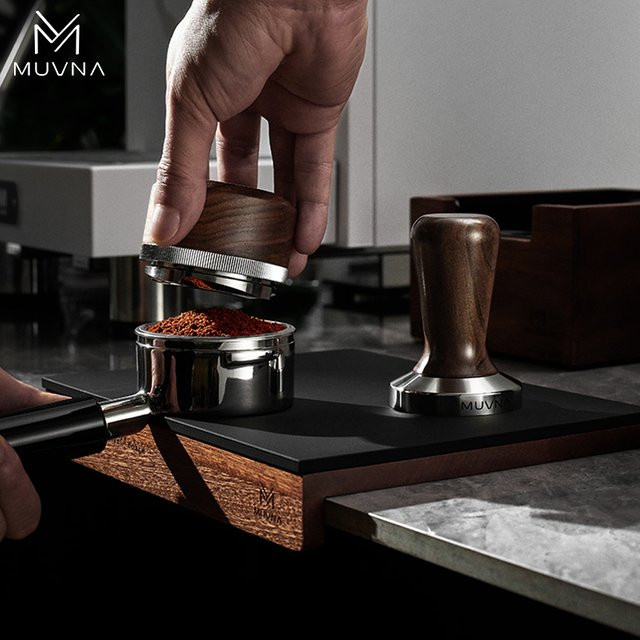 MUVNA Espresso-Tampermatte aus Holz und Silikon in Braun für Barista-Stationen - Bild 1