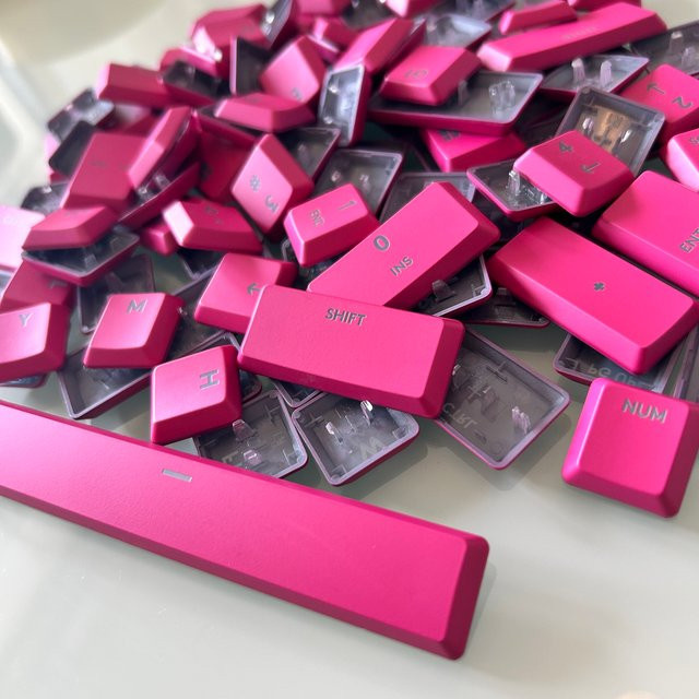 Rosa Ersatz-Tastenkappen für Logitech G915, G915TKL, G913, G815 und G813 TKL-Serie mit mehrfarbiger Hintergrundbeleuchtung - Bild 1
