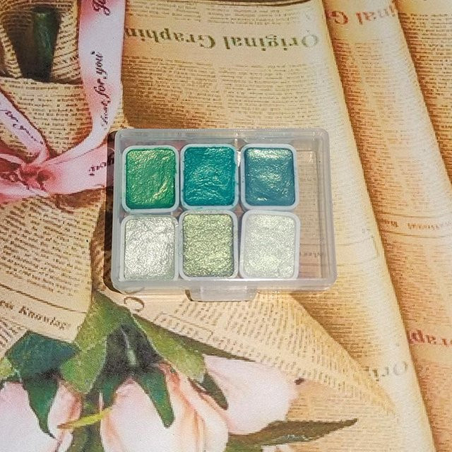 Handgefertigtes Aquarell-Set für Palettenmalerei und Nagelkunst in Multicolour und Grün von HaiKouLiJinHaiKeJiYouXianGongSi - Bild 1