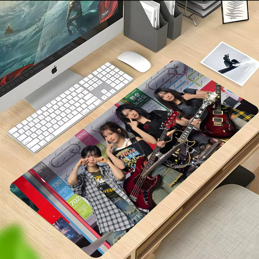 idol fresh Q-QWER Hina Gaming-Mauspad, große rutschfeste Schreibtischunterlage mit genähtem Rand, schwarz/mehrfarbig - Bild 2