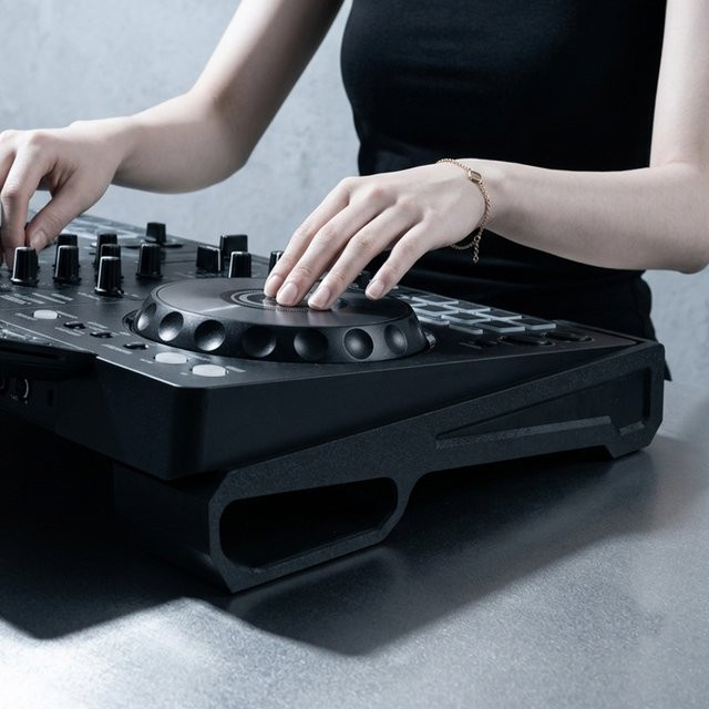 Pioneer DJ-Controller-Ständer für DDJ-FLX4 in Schwarz, rutschfester Basishalter mit Anti-Rutsch-Pads - Bild 1