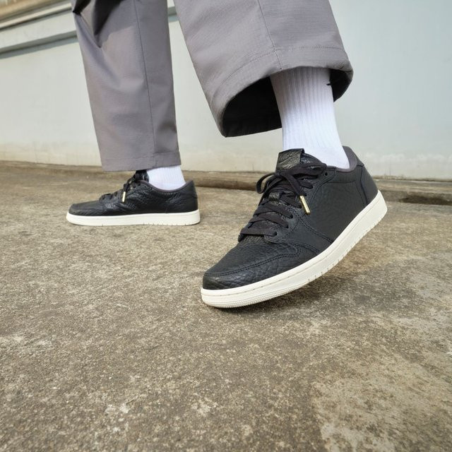 Air Jordan 1 Retro Low Swooshless, Schwarz, 47.5 - Bild 1
