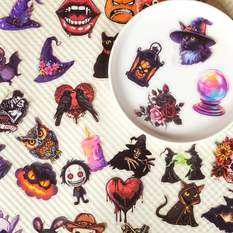 50 Stück Halloween PET Aufkleber mit Hexen- und Totenkopf-Designs in Multicolour für DIY-Projekte - Bild 3