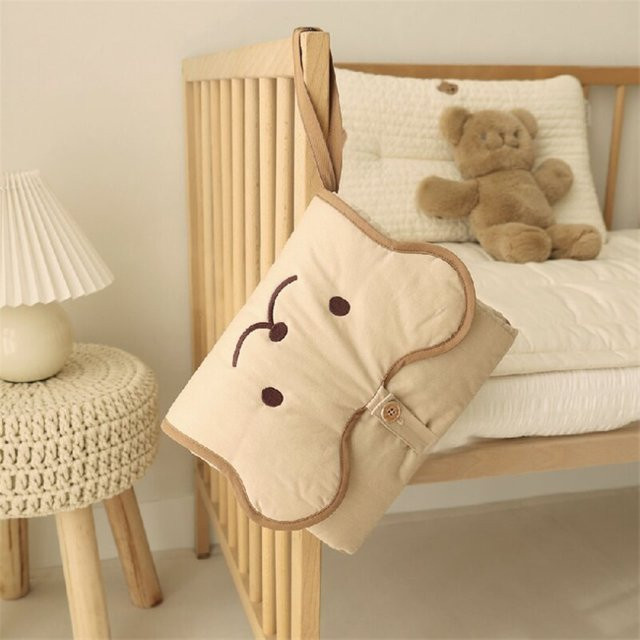 Tragbare Babywindel-Wickelunterlage für Neugeborene, gesteppter Bär, beige, faltbar, wasserdicht und waschbar, B/T/H: 30 x 30 x 30 cm - Bild 1