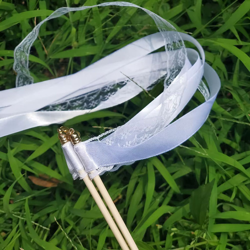 Weiße Bandstäbe mit goldenen und silbernen Glocken als Hochzeitsdekoration und Party-Requisite - Bild 5