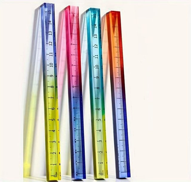 Buntes Würfel-Lineal als Geometrie-Zeichenwerkzeug für Mathematik und Schule aus Kunststoff - Bild 1