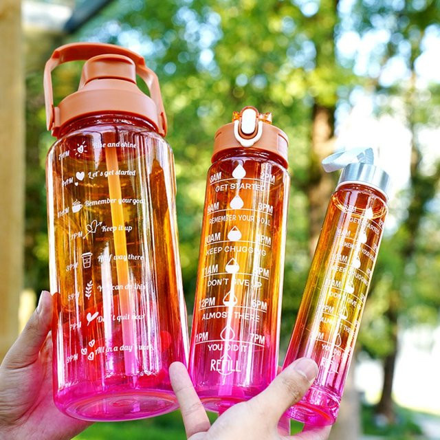 WIFEFUN 3-in-1 Wasserflaschen-Set aus Kunststoff mit Farbverlauf und Messskala in Rot für Outdoor-Sport und Camping - Bild 1