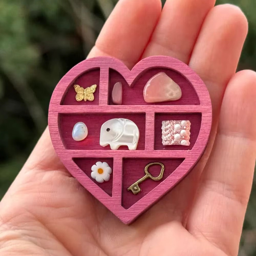 Mehrfarbiges Miniatur-Schmuckregal aus Holz mit geometrischen Motiven wie Mond, Pilz, Herz und Stern für dein Puppenhaus - Bild 2