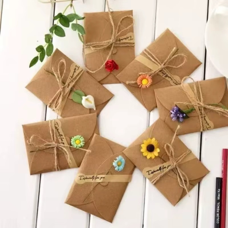 Handgemachte Retro-Grußkarten aus braunem Kraftpapier mit getrockneten Blumen - Bild 2