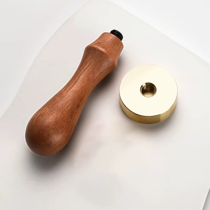 Personalisierte Schokoladenstempel in Lebensmittelqualität mit individuellem Logo-Design in Gold für DIY-Dekorationen von Cupcakes, Plätzchen und Geschenken - Bild 3