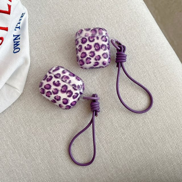 Apple Kopfhörerhülle mit lila Leopardenmuster und Umhängeband für AirPods 1, 2, 3, 4 und Pro 2/3 - Bild 1