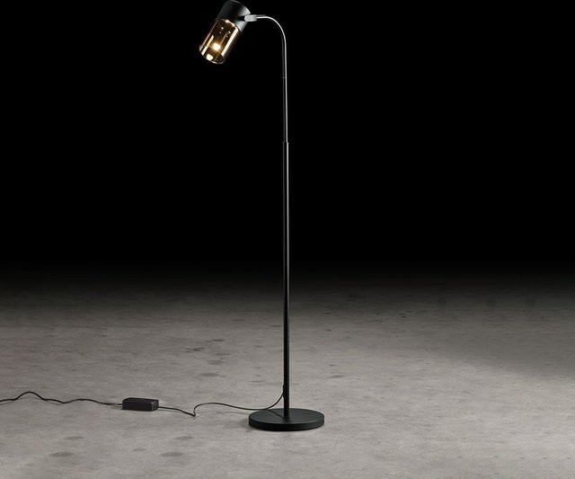 Holtkötter Aura S LED-Stehleuchte in Schwarz mit Glas in Cognac, dimmbar mit dim2warm Funktion (1800K - 2900K) - Bild 1