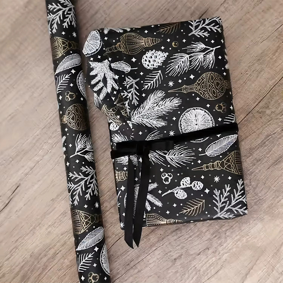 Luxuriöses Geschenkpapier Rolle mit weißen Kiefernzweigen und goldenen Ornamenten in Dunkelgrau und Schwarz - Bild 3