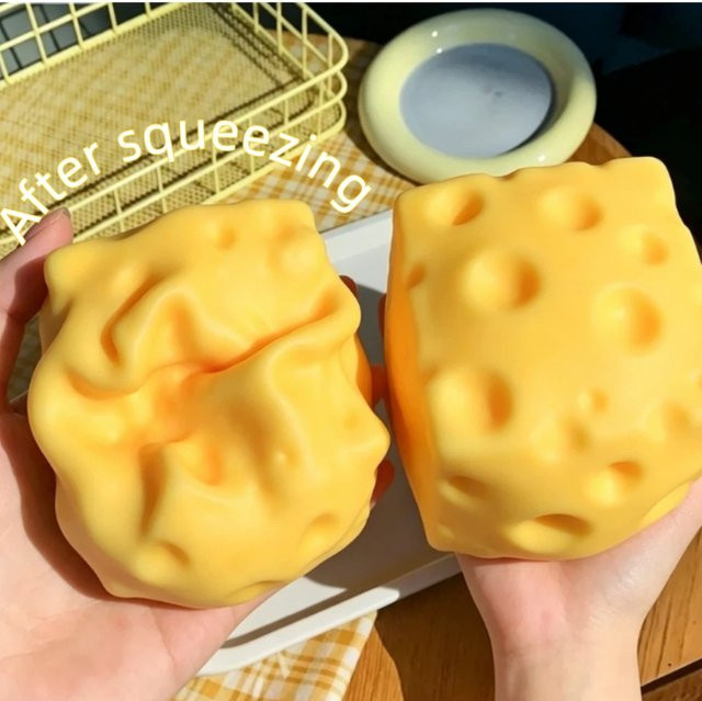 Schylling Käse-Quetschspielzeug Blindbox, Gelb, Schaumstoff - Bild 1