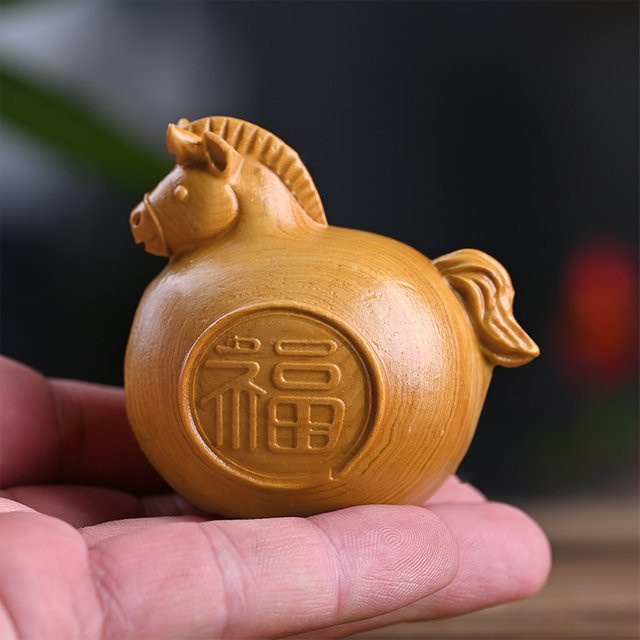 SHNGki Feng Shui Pferd Statue aus Holz geschnitzte Figur für das Neujahr 2026 als Glücksbringer für dein Home Office oder zur Dekoration - Bild 1
