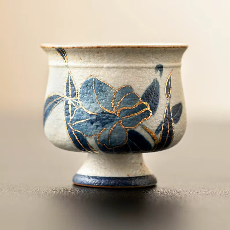 Handbemalter Keramik-Meisterbecher mit floralem Lilien-Design in Blau-Weiß-Rot und Gold für die Gongfu-Teezeremonie - Bild 4