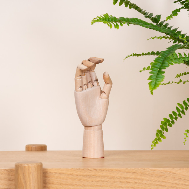 Minimalistisches Dekoobjekt Hand aus Holz von BLUME2000 in Beige - Bild 1