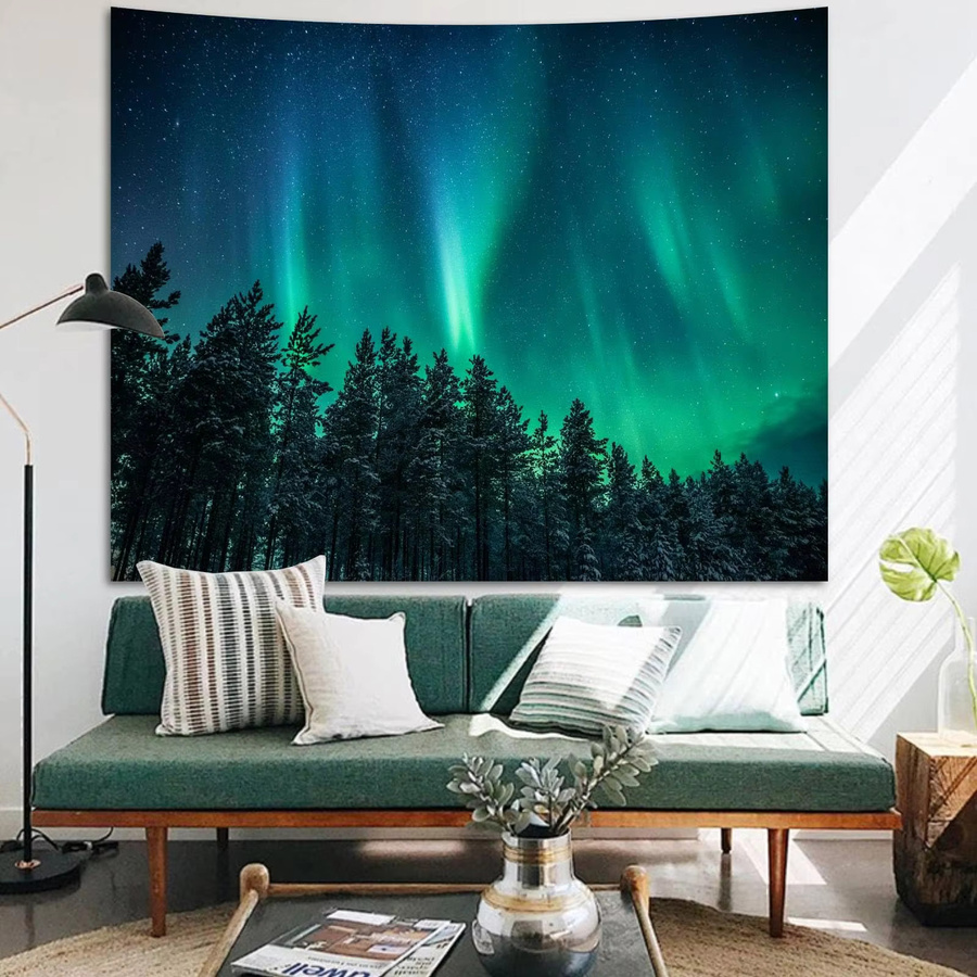 VIKAMA Wandteppich mit Nordlicht-Waldmotiv in Grün, moderner Wandbehang mit Aurora Borealis und Kiefernbaum-Druck für dein Wohnzimmer oder Schlafzimmer - Bild 3