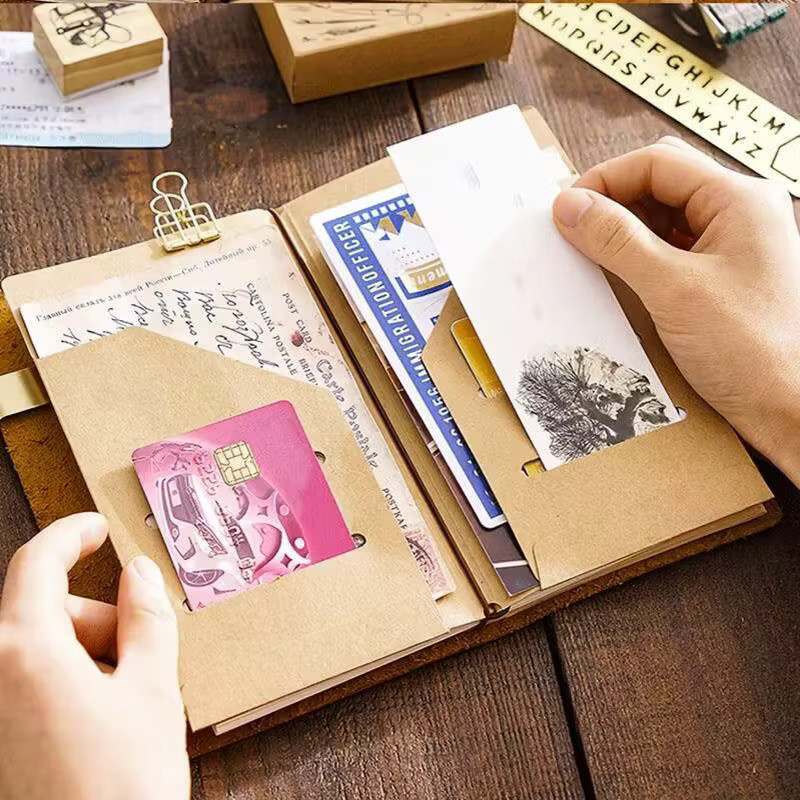 Aktenordner aus Kraftpapier in Braun für nachfüllbare Reisetagebücher und Reisepass-Organizer mit Ringbindung - Bild 2