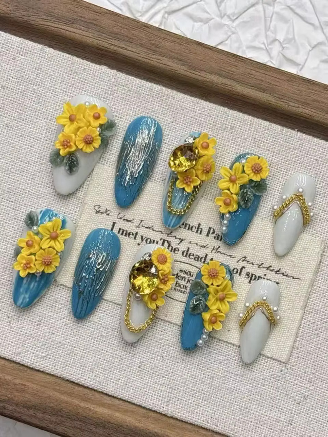 3D-Gelbblumen Nagelaufkleber mit Strasssteinen, Ketten und Perlen, Blau-Weiß - Bild 1