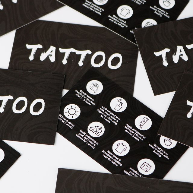 Doppelseitige Tattoo Pflege Lehrkarten aus mattem Papier in Schwarz, B/H: 5,5 x 9 cm, 50 Stück - Bild 1