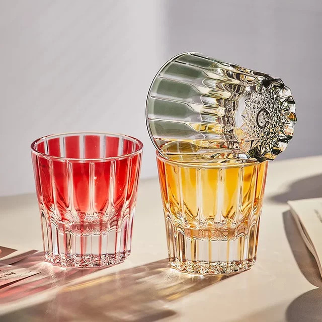 Elegantes Kristall-Whiskyglas in Rot mit geometrischem Schliff für Cocktails, Wodka und Wein - Bild 1