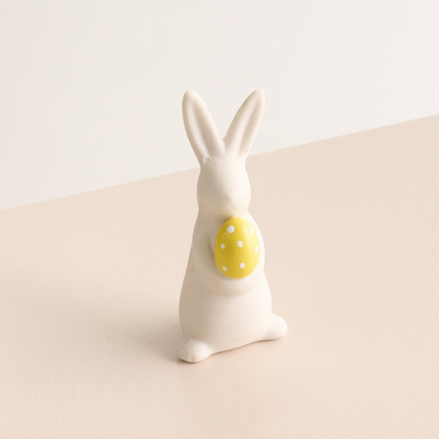 BLUME2000 Osterdeko Keramik Hase mit Ei in Weiß - Bild 1