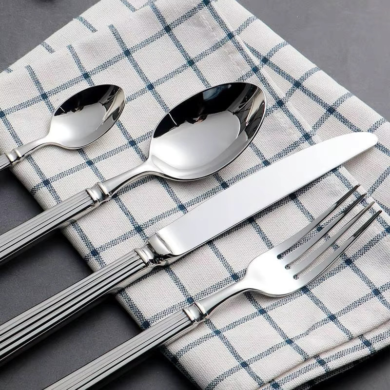 Edles Besteckset aus Edelstahl mit römischem Säulendesign in Silber, bestehend aus Messer, Löffel und Gabel - Bild 3