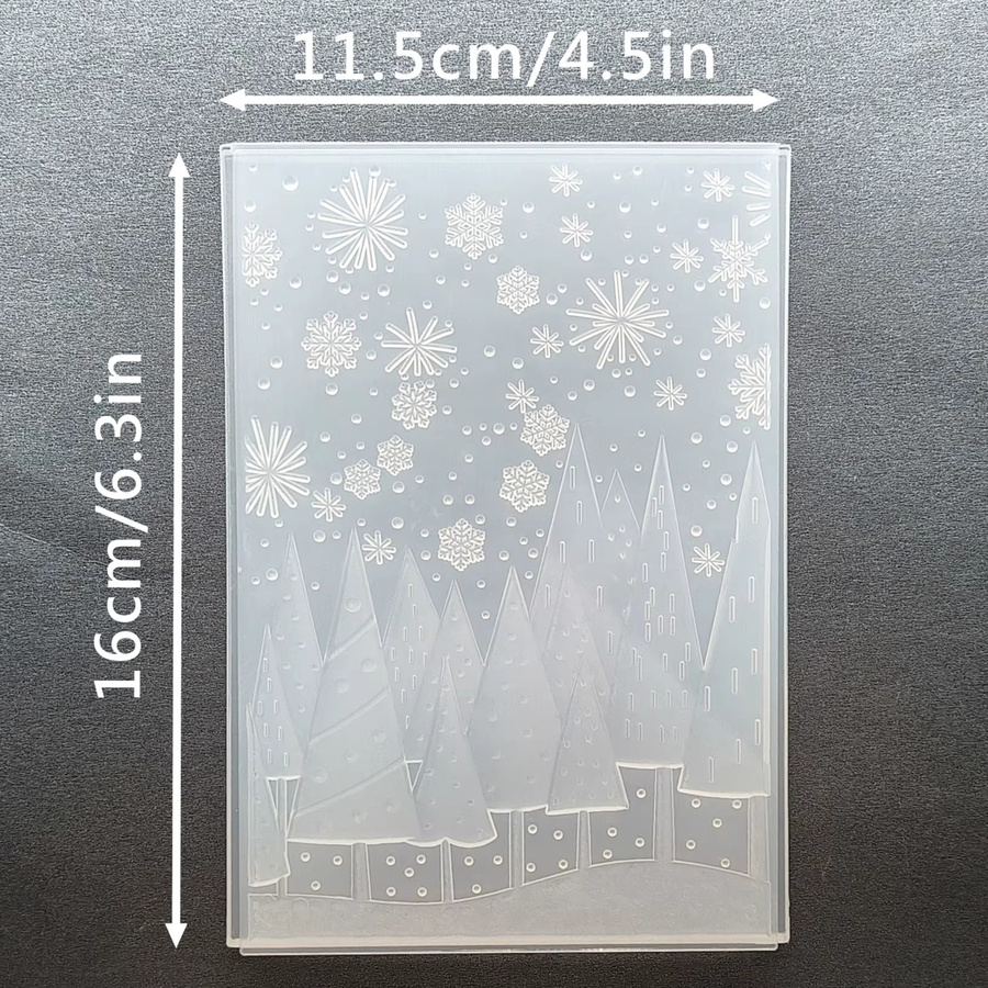 Prägewerkzeug Weihnachtliche Schneelandschaft mit Kiefern- und Schneeflockenmuster aus Kunststoff für Karten und Bastelarbeiten - Bild 3