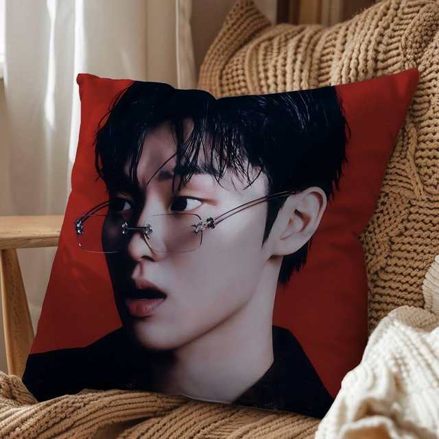 JMG Clothing Kissenbezug Weak Hero mit Ahn Soo-ho und Choi Hyun Wook, quadratisch, roter Kurzplüsch, B/T/H: 35 x 35 x 35 cm - Bild 1