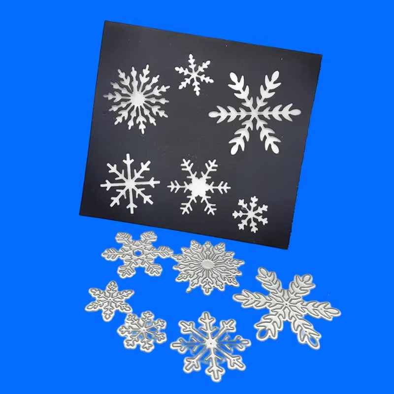 Runde Metall-Schablone mit Schneeflocken-Motiv als Ausstechform für Weihnachtsdekorationen - Bild 2