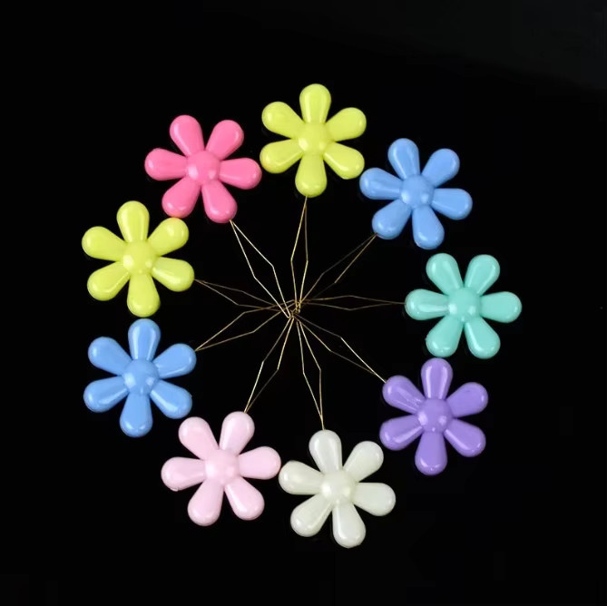 Blumenförmiger Nadel Einfädler aus Kunststoff in Weiß und Multicolour für Bastelarbeiten und Lederarbeiten - Bild 3