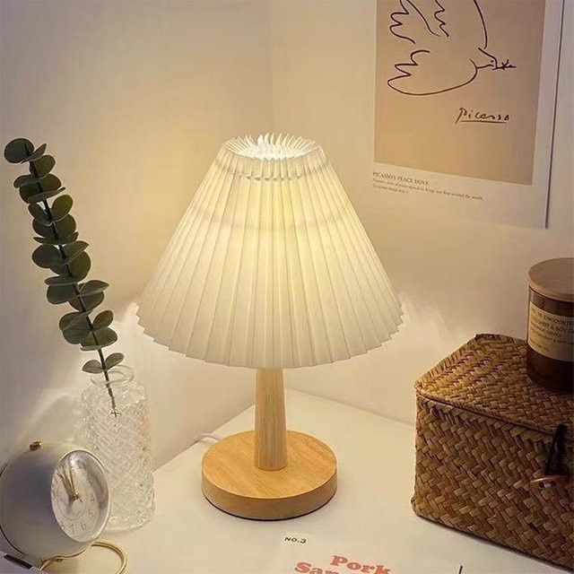 Lyfs Nordic Plissee Tischlampe in Weiß mit Holzfuß, faltbares USB-Nachtlicht für Schlafzimmer und Wohnambiente - Bild 1
