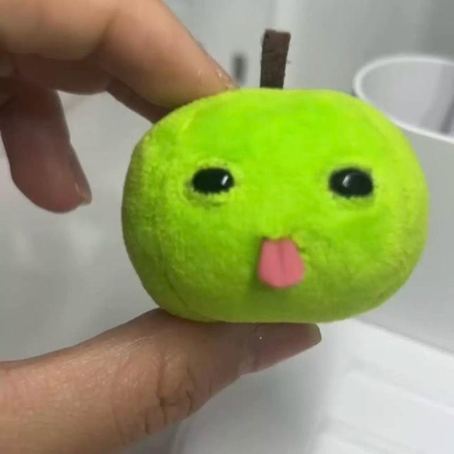 Schlüsselanhänger Plüschpuppe, Grün Rot, Unisex - Bild 1