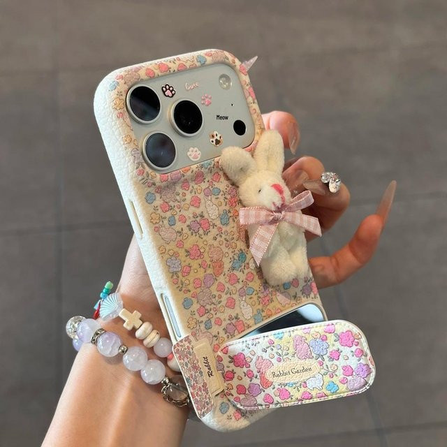 Global Finds Handyhülle mit Blumen-Hasen Motiv für iPhone 17 Pro Max, 16, 15, 14, 13, 12 und 11 Serie in Multicolour mit integriertem Ständer - Bild 1
