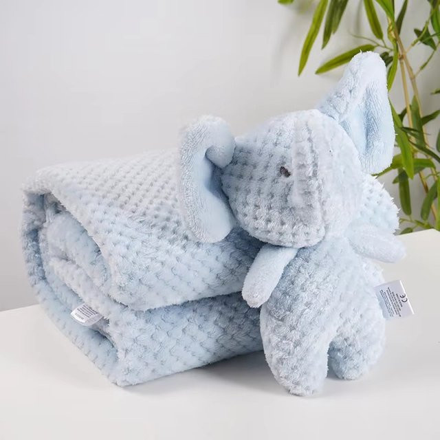 2er Set Baby Decke mit Plüsch Puppe aus Flanell in Pink oder Blau für komfortables Schlafen und Nickerchen - Bild 1