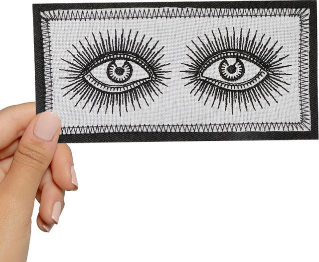 Weisheit Helle Augen Gestickter Patch in Weiß zum Aufnähen oder Aufbügeln für Kleidung, Kappen und Taschen - Bild 1