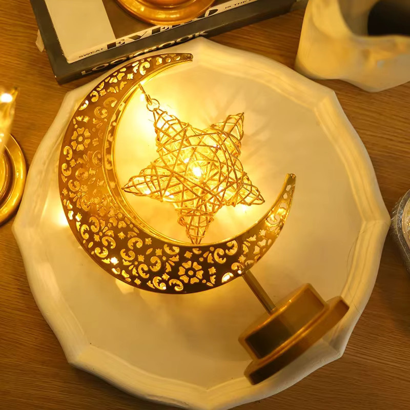 IEEYEEY LED Stern und Mond Kerzenlampe in Gold als orientalische Ramadan Dekoration für Eid Mubarak Nachtlicht - Bild 2