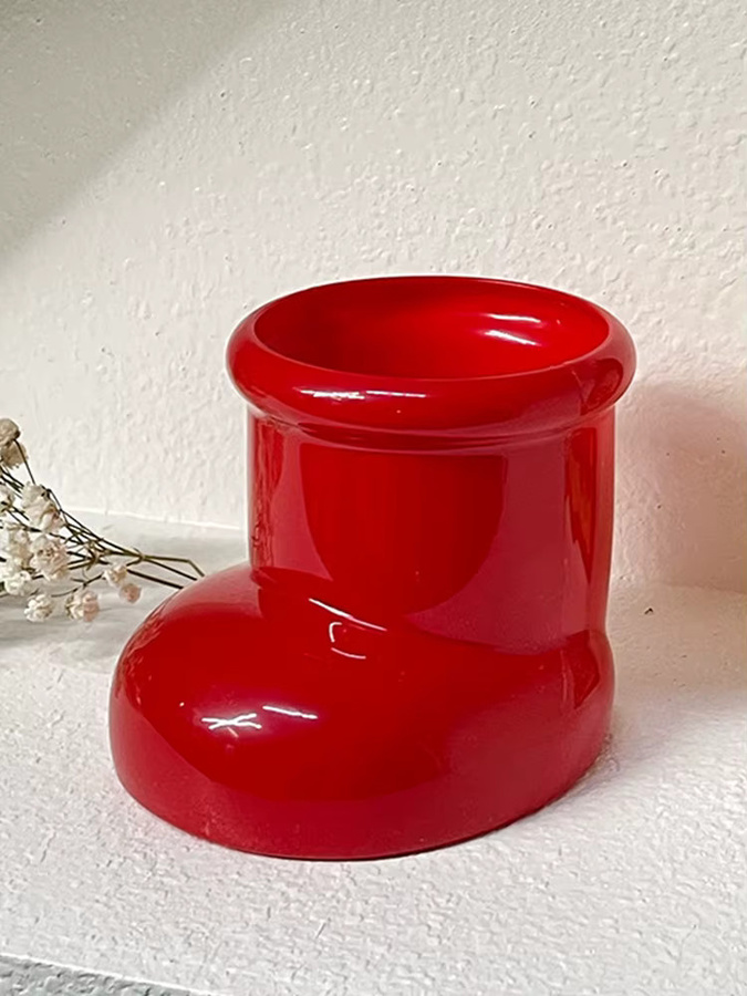 Roter Stiftbehälter in Stiefelform aus Kunststoff als Schreibtisch-Organizer für Make-up-Pinsel und Schreibwaren - Bild 5