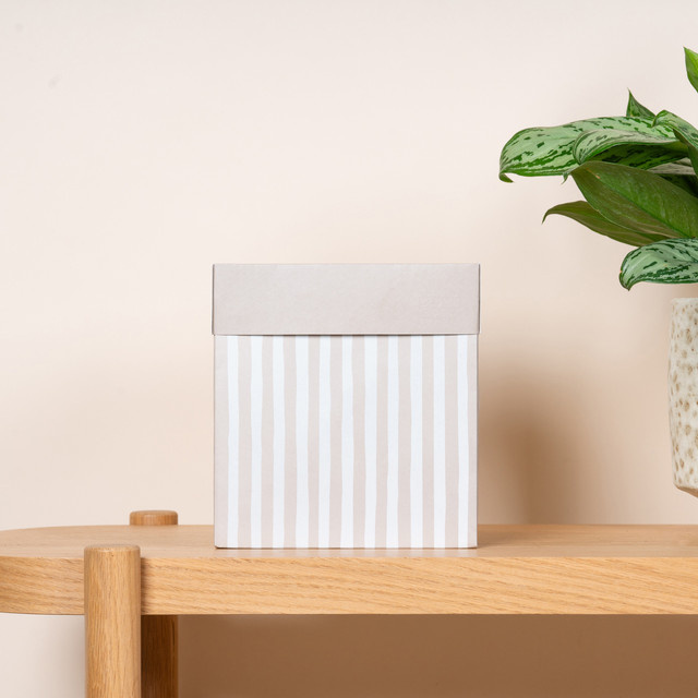 Geschenkbox aus Papier von BLUME2000 in Beige Grau Stripe Größe L - Bild 1