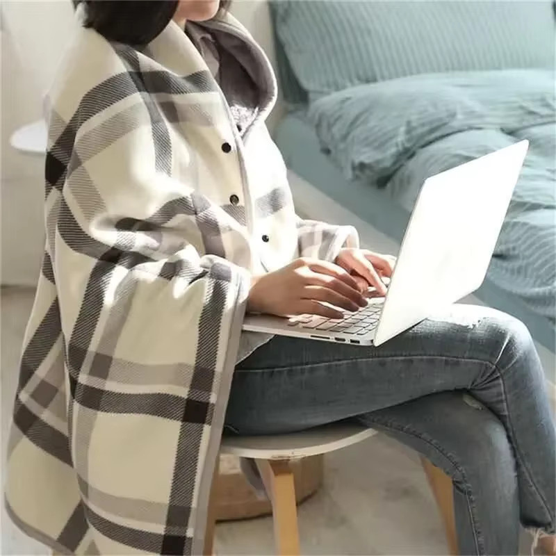 DUTRIEUX Fleece-Überwurfdecke mit Ärmeln und Knöpfen, kariertes Design, warm für Winter, Büro und Reisen, B/T: 130 x 80 cm - Bild 4