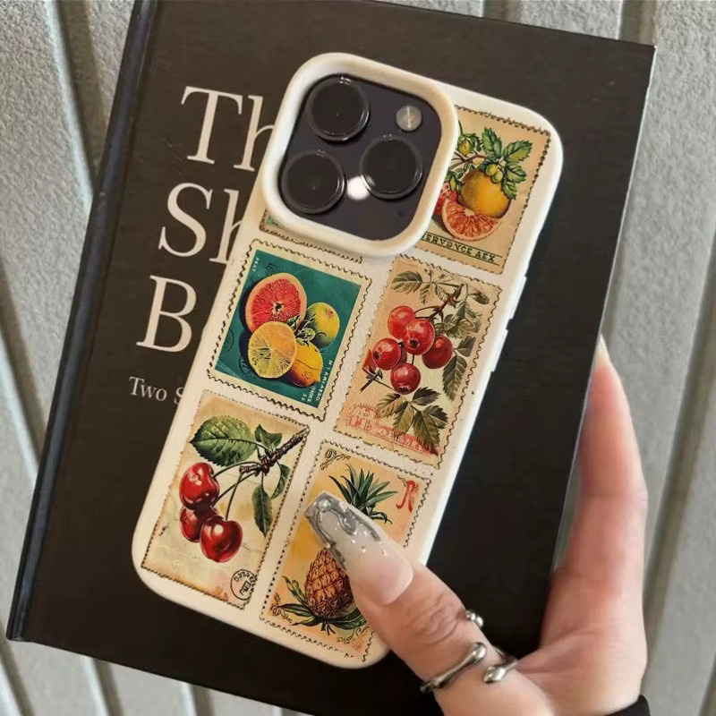 Apple iPhone Handyhülle mit Retro-Litschi-Fruchtstempel-Puzzle-Muster in Beige und Multicolour für iPhone 17, 16, 15 Pro, Max und Plus - Bild 2
