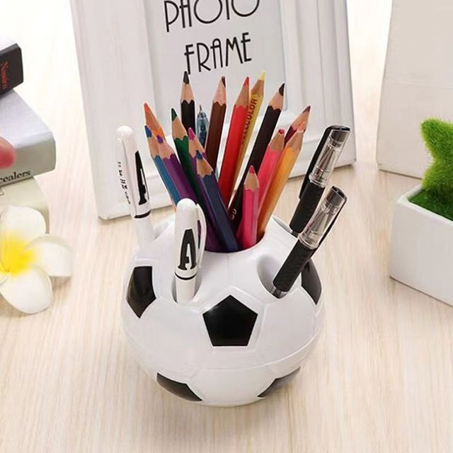 Multifunktionaler Stifthalter in Fußballform aus Kunststoff für deinen Schreibtisch in Schwarz oder Weiß - Bild 1