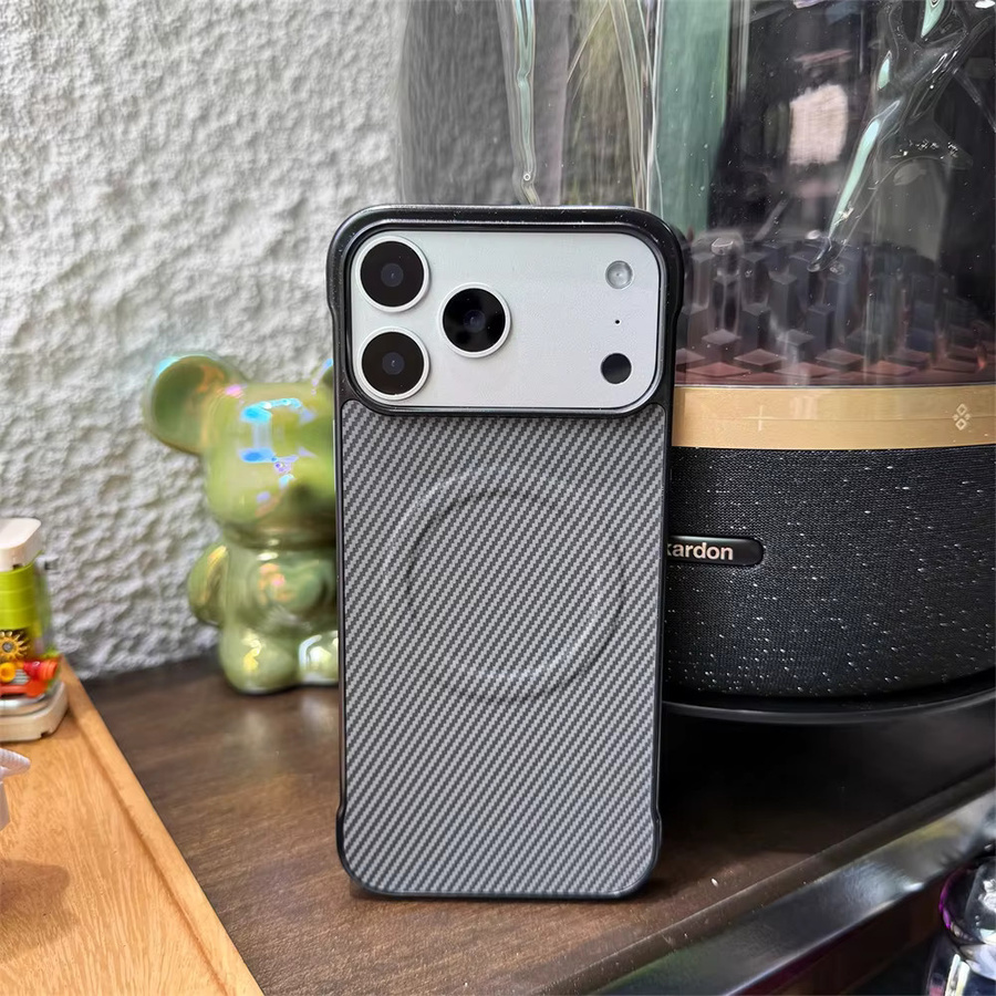 YX Magnethülle im Kohlefaser-Design für iPhone 17 Pro Max, 16, 15, 14, 13, 12 Plus, ultradünnes rahmenloses Hard PC Cover mit MagSafe Kompatibilität in Schwarz und Blau - Bild 4
