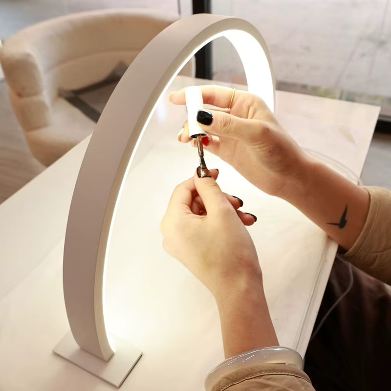 Tragbare LED-Halbmond-Nagellampe in Weiß für Beauty-Salons und Büro mit Touch-Steuerung und USB-Anschluss - Bild 2