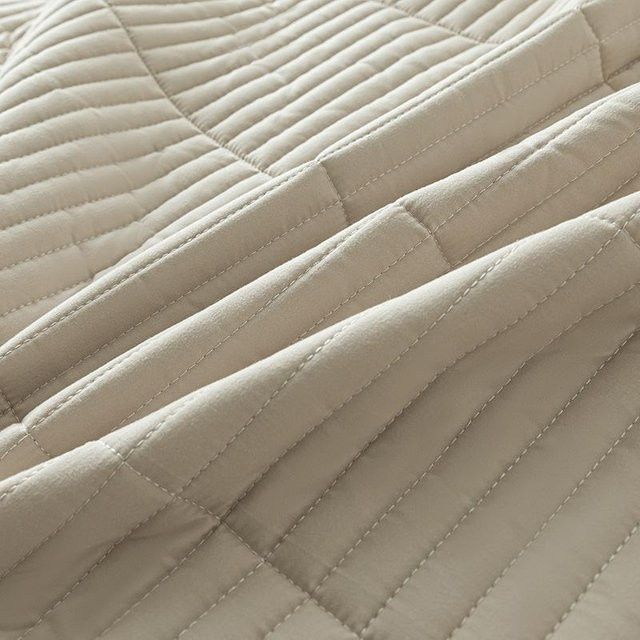 Wasserdichter Matratzenschoner von Yiran Furniture in Beige, atmungsaktiv und antibakteriell, B/T/H: 140 x 200 x 30 cm - Bild 1