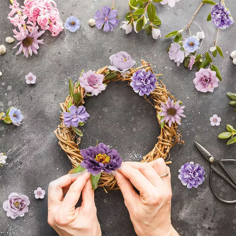Mix aus 22 künstlichen Seidenblumen-Köpfen in Lila und Mehrfarbig für Hochzeitsdekoration, Braut-Haarschmuck und DIY-Geschenke - Bild 3