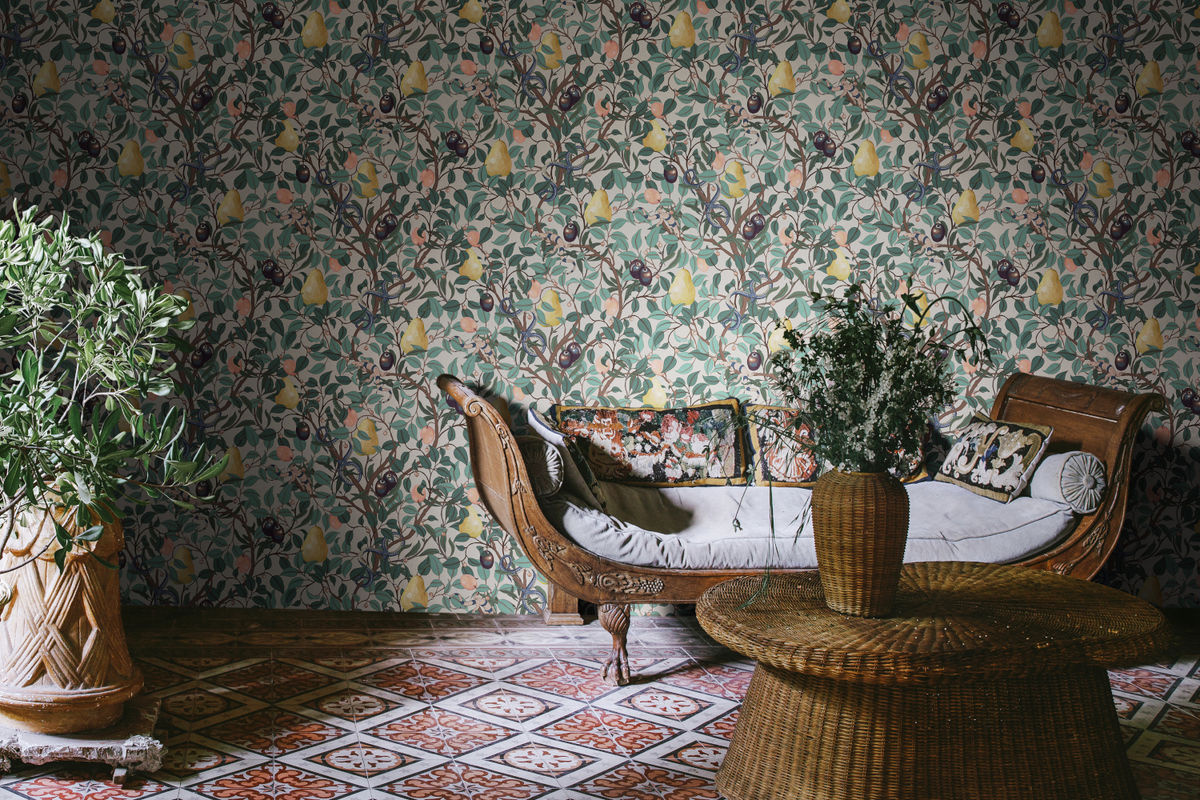 Rebel Walls Tapete Fruit Garden in Multicolour mit botanischem Floral-Design und Vintage-Stil - Bild 2