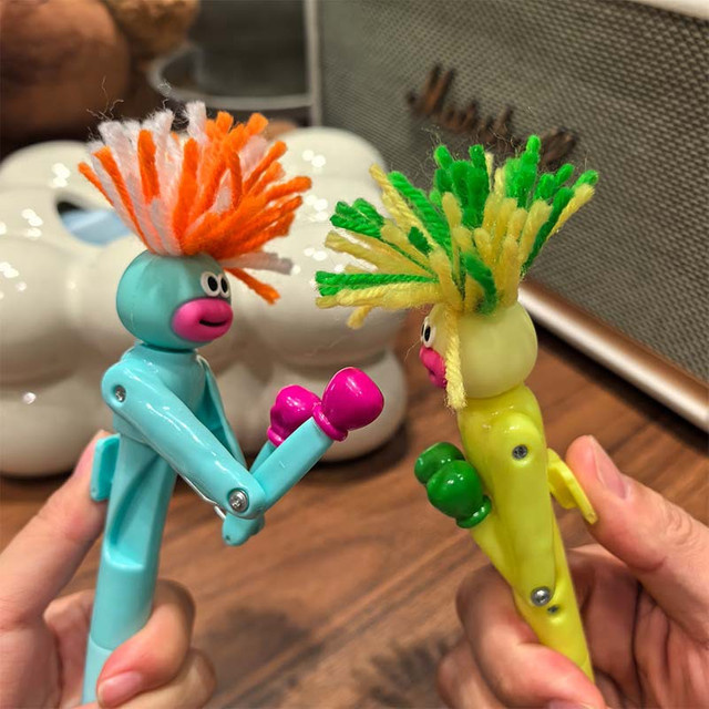 Boxender Stift-Roboter als Plüsch-Haaraccessoire mit Schlagarm, tragbarer Cartoon-Signaturstift in Gelb und Multicolour für Büro und Zuhause - Bild 1